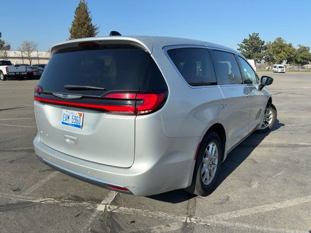 Used 2024 Chrysler Pacifica Touring-L image 7