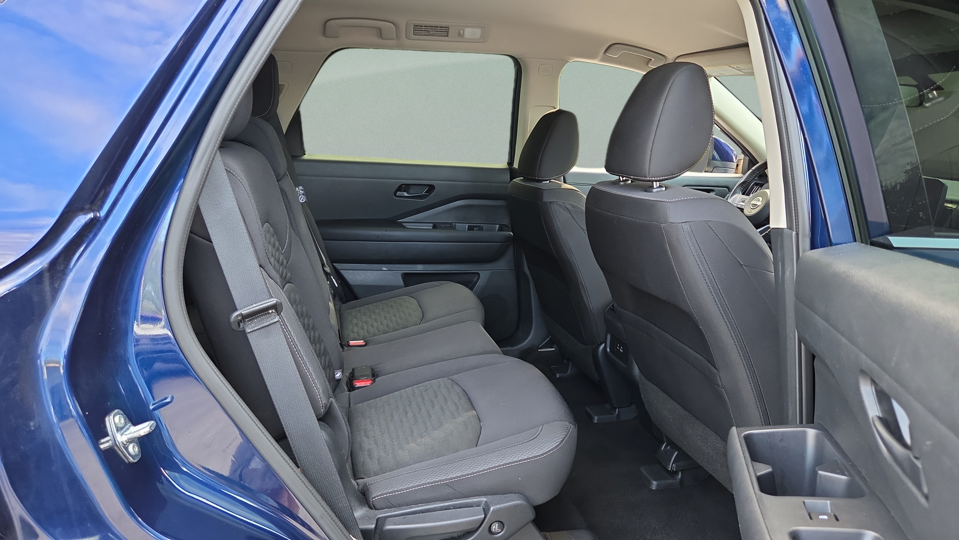 Used 2025 Nissan Pathfinder SV FWD image 14