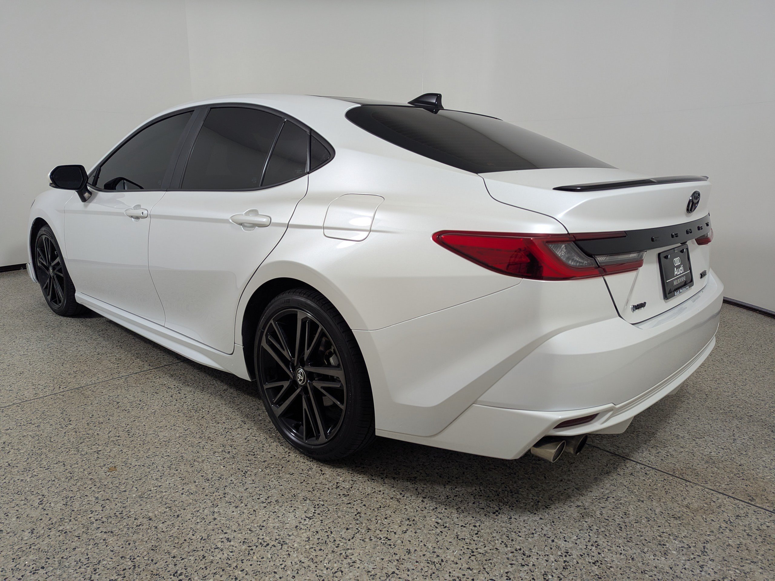 Used 2025 Toyota Camry XSE FWD image 5