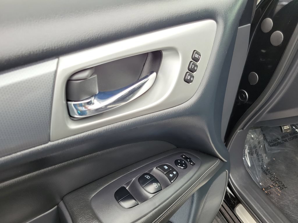 Used 2018 Nissan Pathfinder SL w/ Midnight Edition Package AWD/4WD image 7