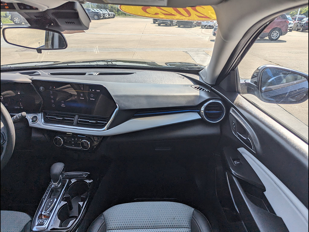 Used 2025 Chevrolet Trax LT FWD image 4
