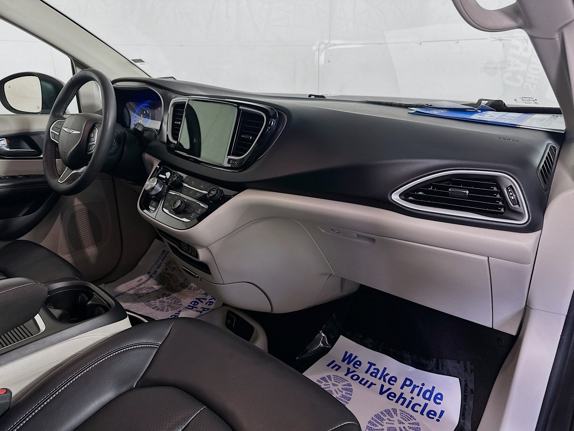 Used 2023 Chrysler Pacifica Touring-L FWD image 28
