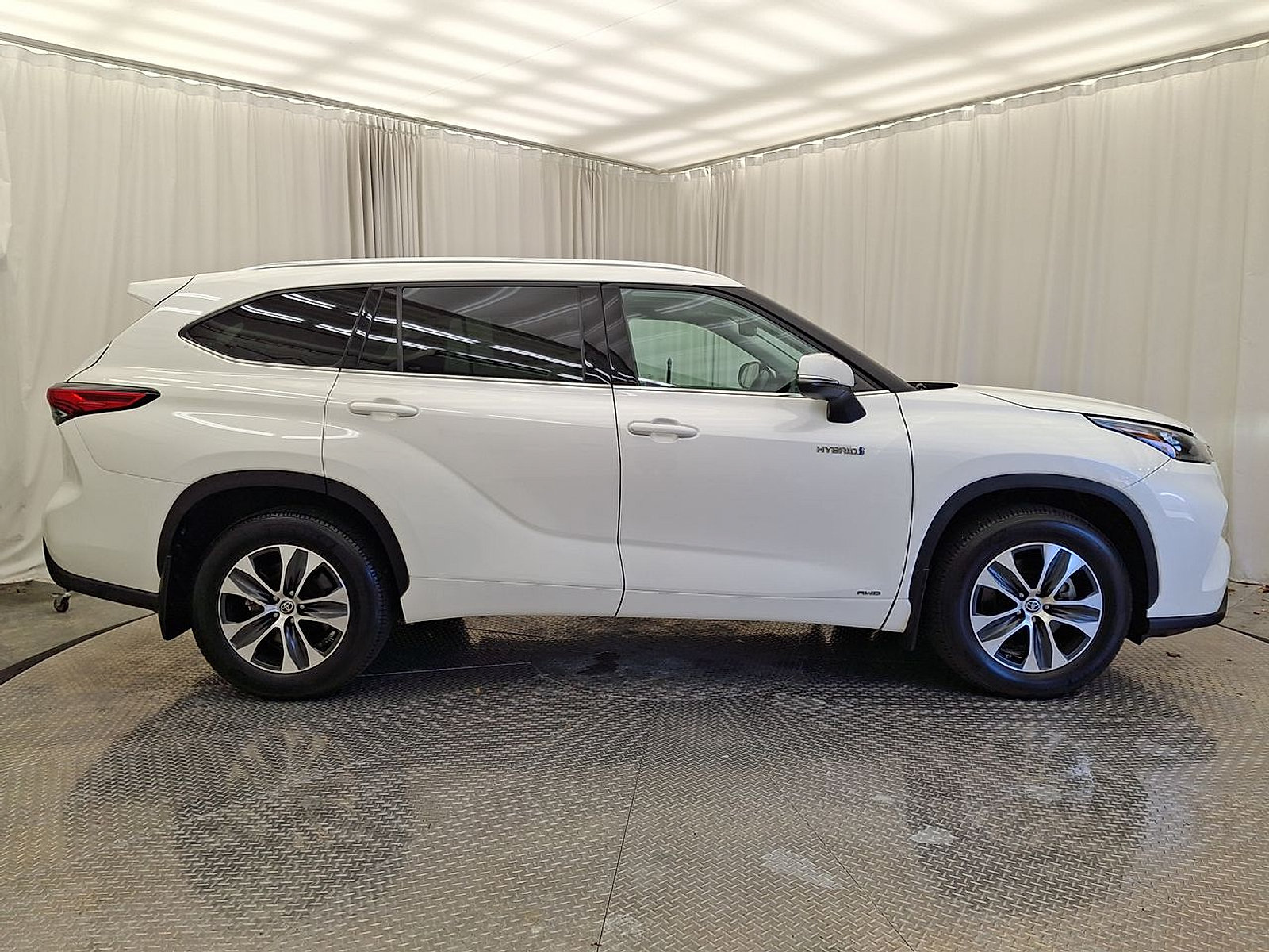 Certified 2020 Toyota Highlander XLE AWD/4WD image 30