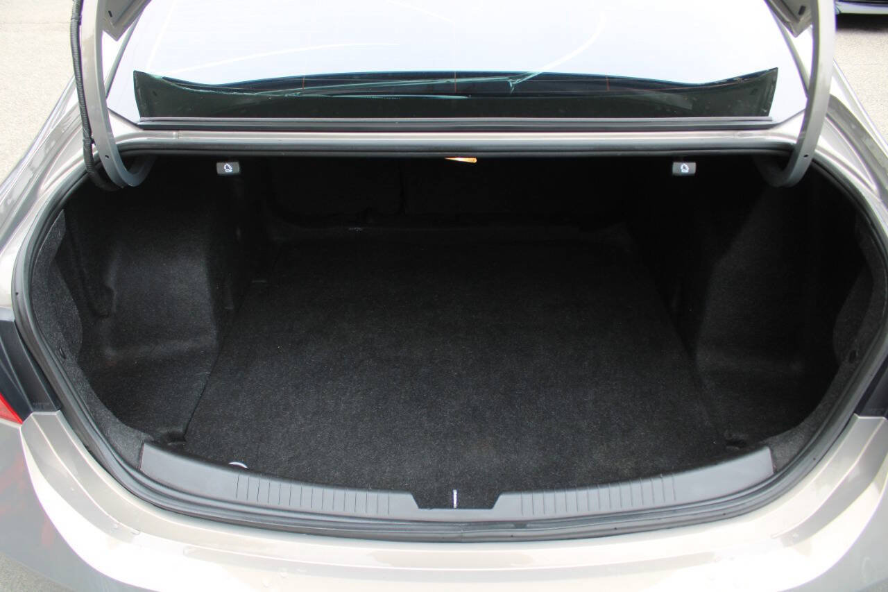 Used 2017 Chevrolet Malibu LT w/ Leather Package FWD image 17