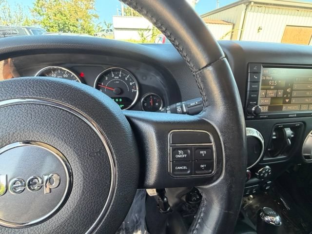 Used 2017 Jeep Wrangler Unlimited Sahara w/ Connectivity Group AWD/4WD image 27