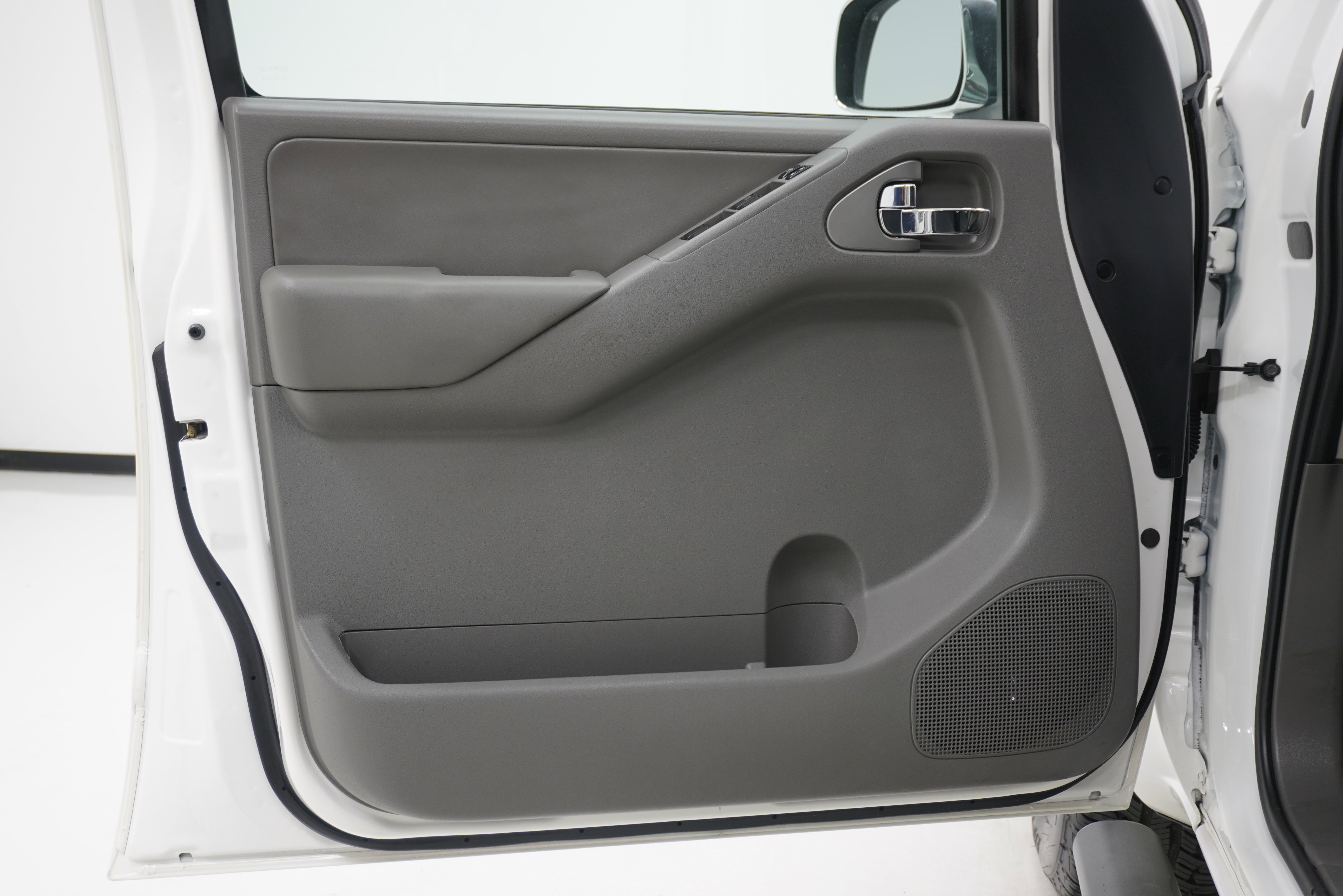 Used 2013 Nissan Frontier SL image 14