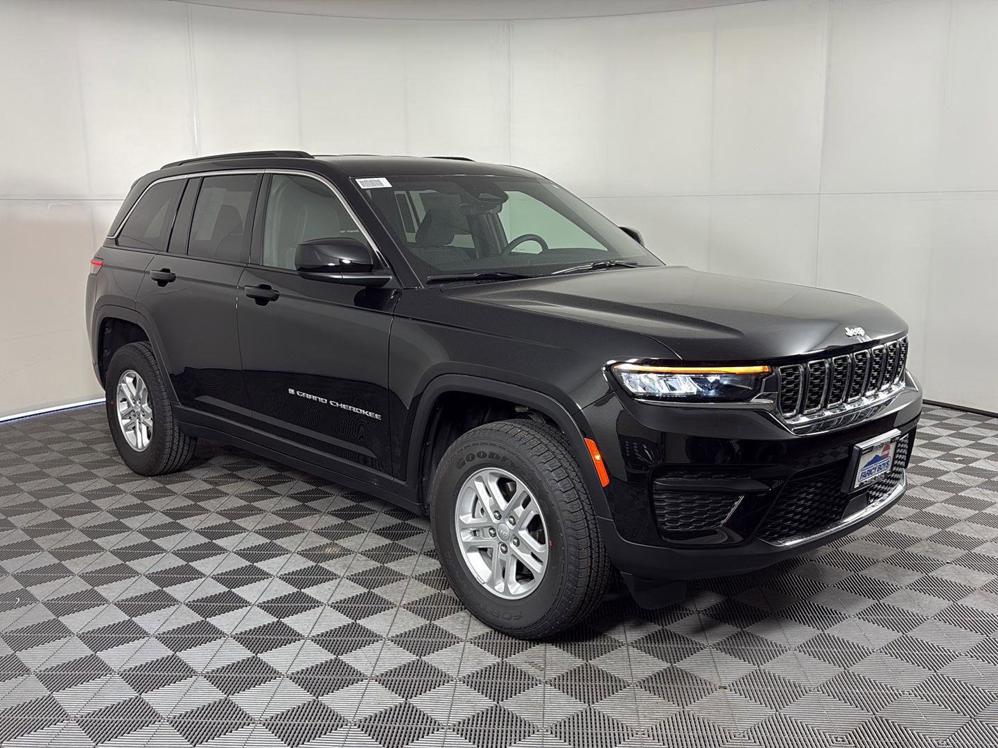 New 2025 Jeep Grand Cherokee Laredo AWD/4WD image 2