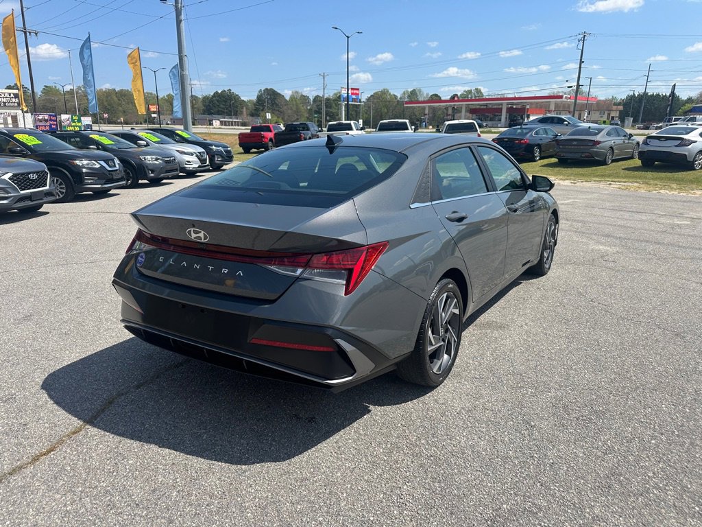Used 2025 Hyundai Elantra SEL image 5