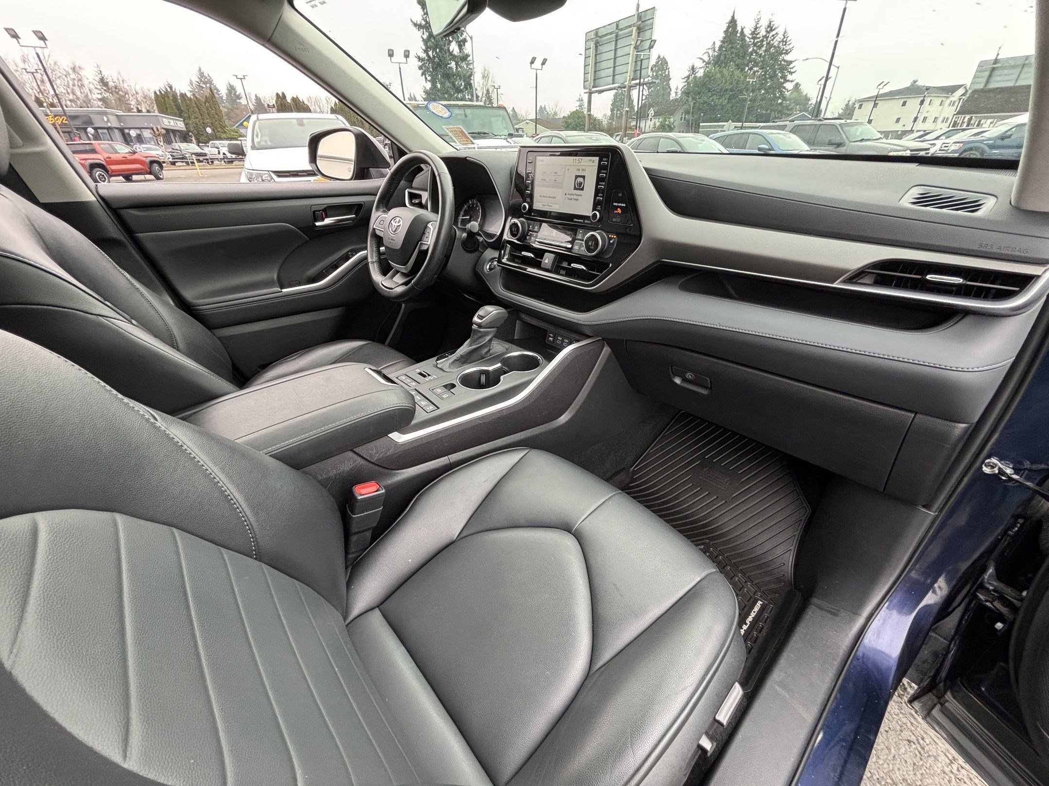 Used 2022 Toyota Highlander XLE image 11