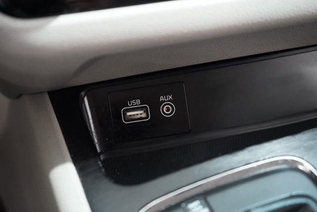 Used 2017 Kia Sedona LX image 29