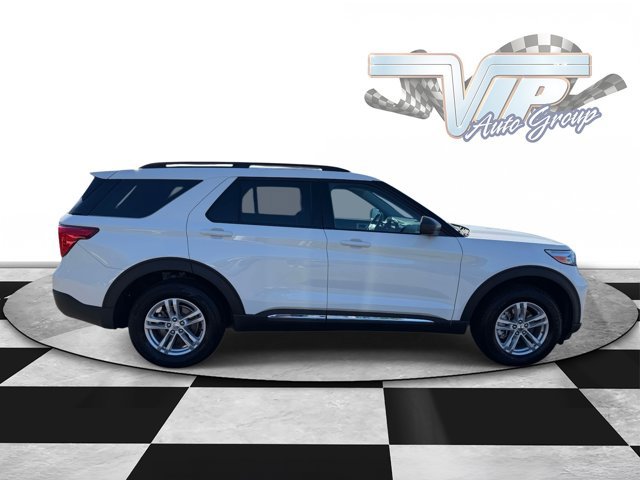 Used 2023 Ford Explorer XLT AWD/4WD image 2