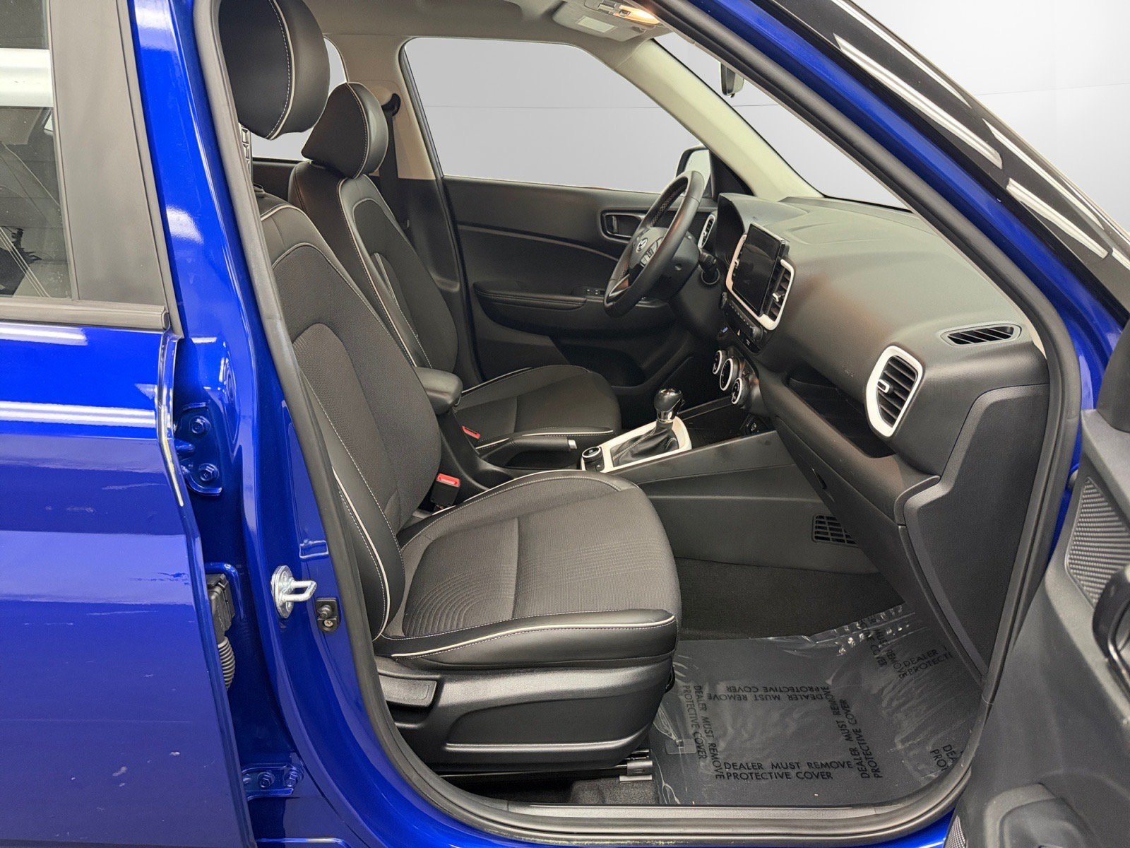Used 2023 Hyundai Venue Limited FWD image 15