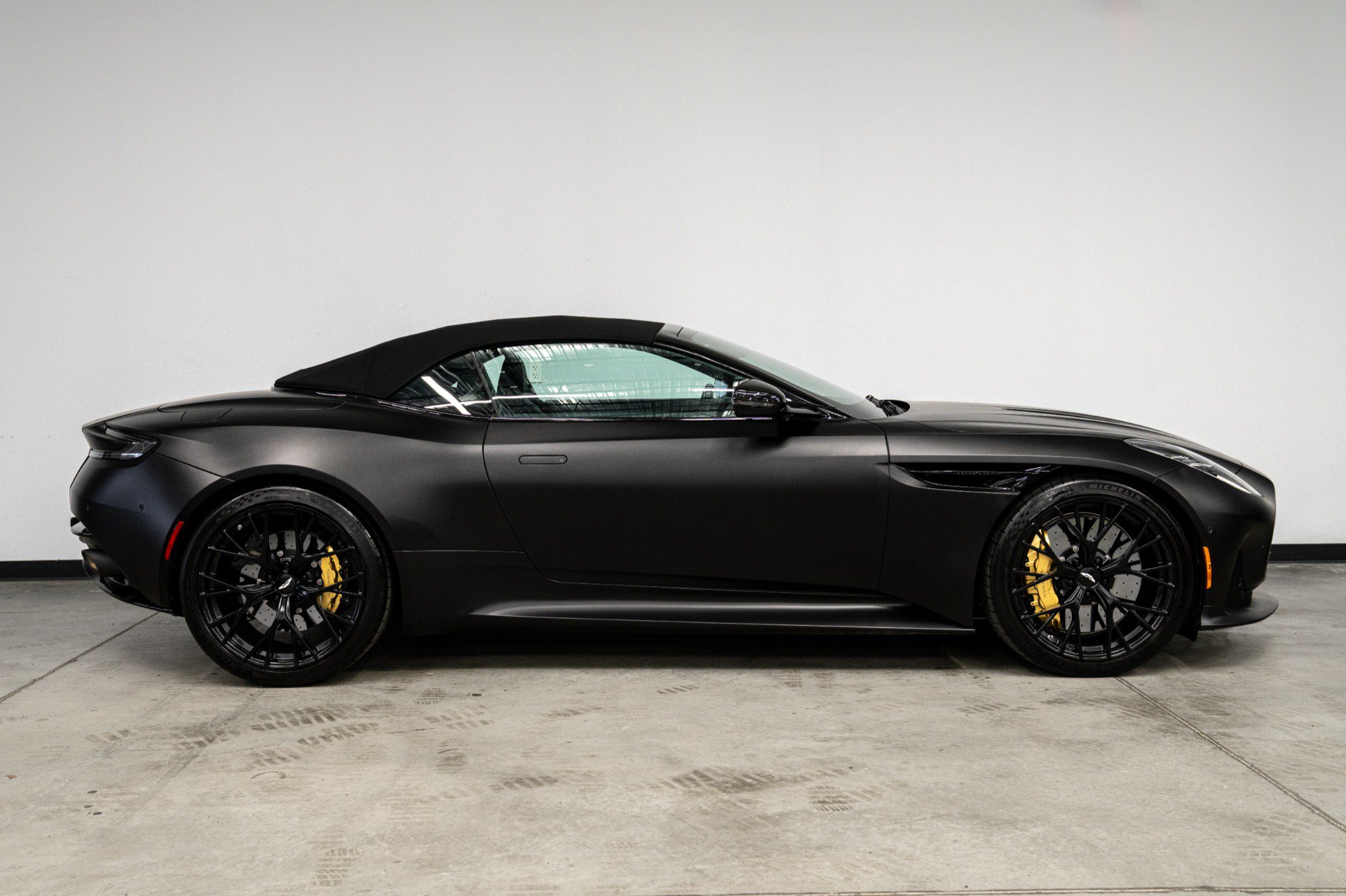 Used 2025 Aston Martin DB12 Convertible RWD image 17
