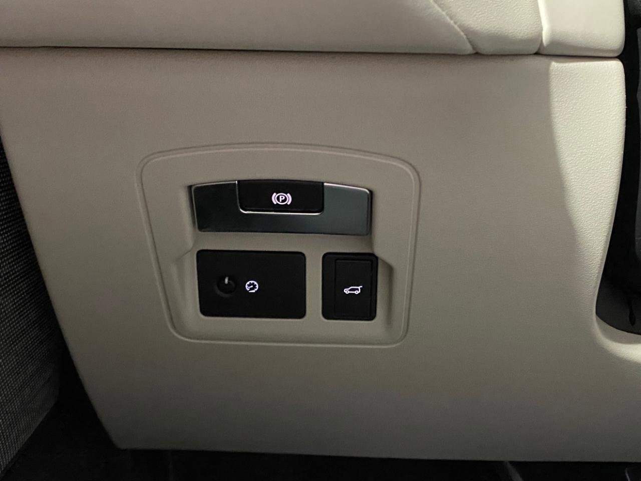 Used 2018 Land Rover Range Rover Velar R-Dynamic SE image 15