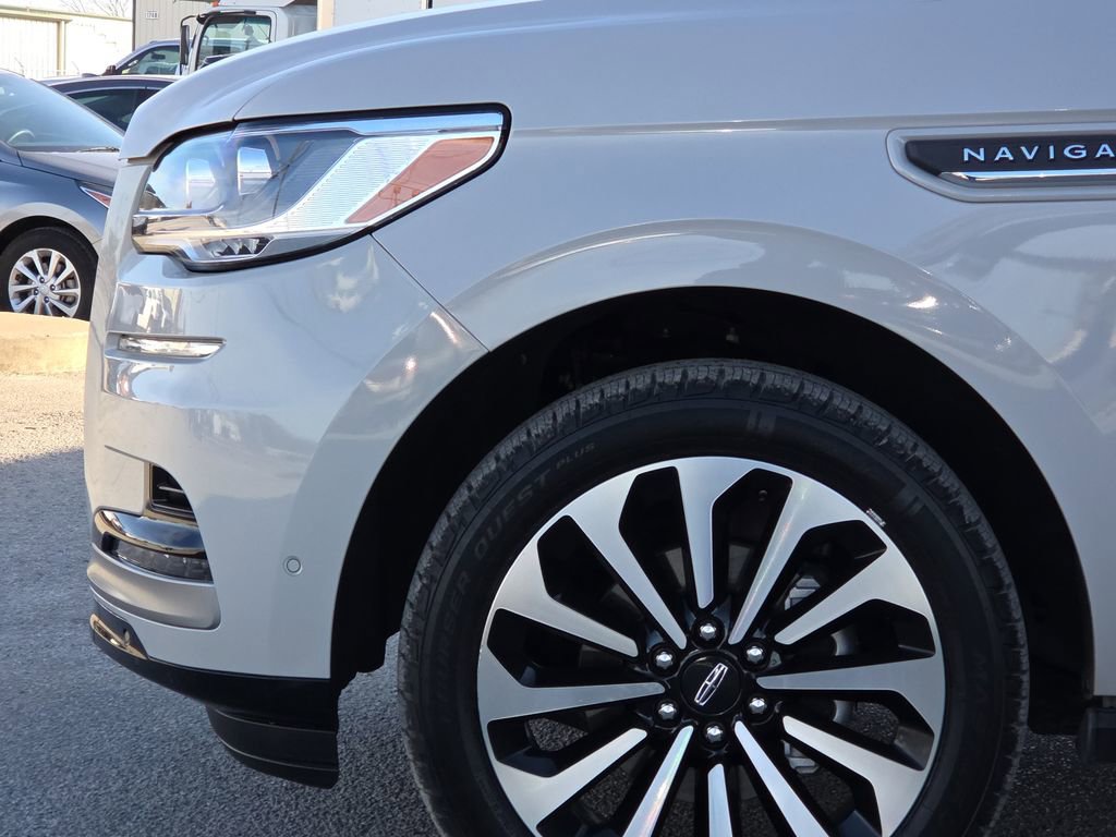 Used 2024 Lincoln Navigator Reserve image 5