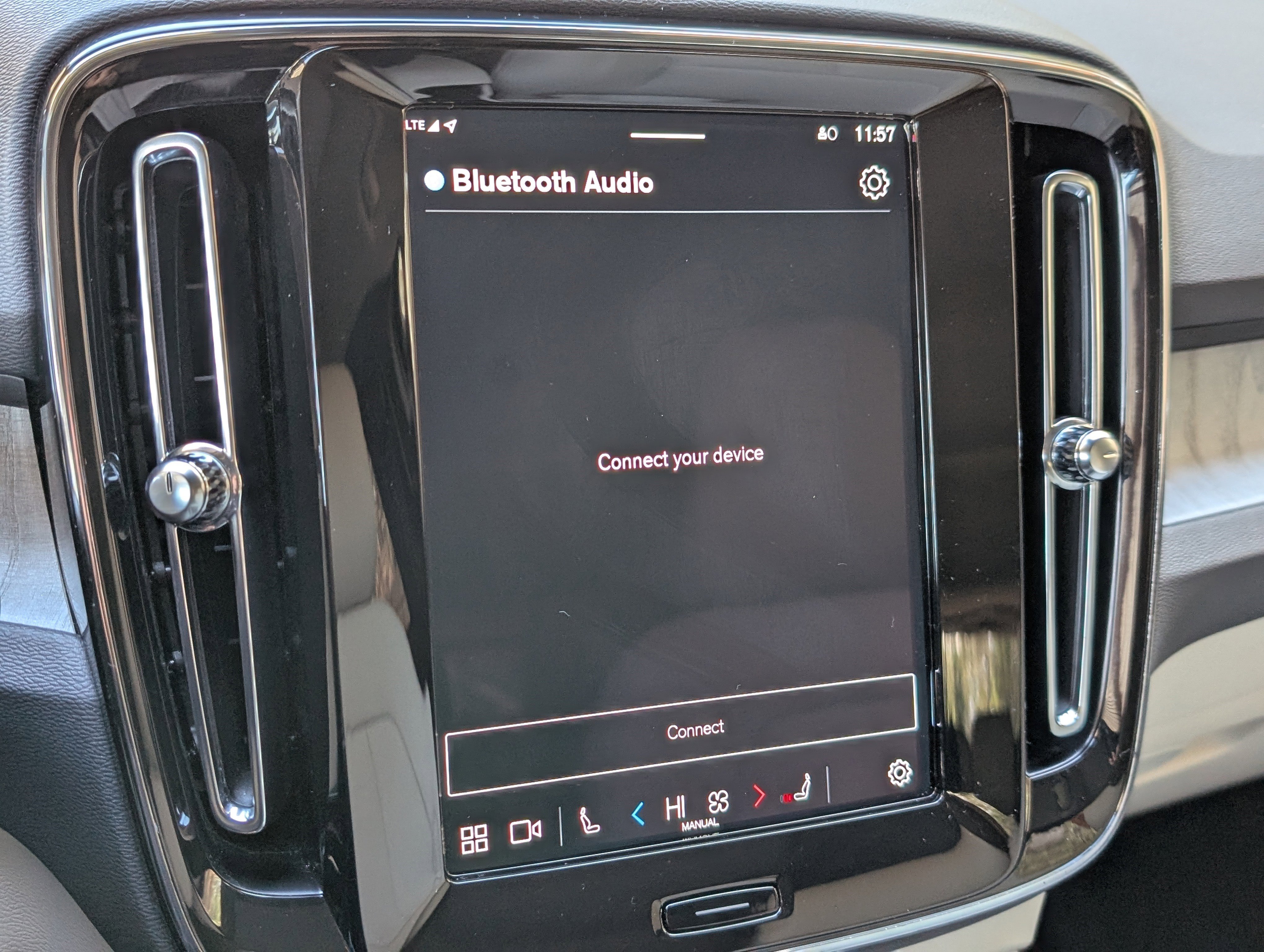 Used 2024 Volvo XC40 B5 Plus image 28