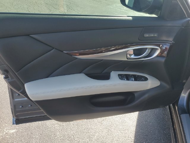 Used 2019 INFINITI Q70 Luxe w/ Sport Package RWD image 11