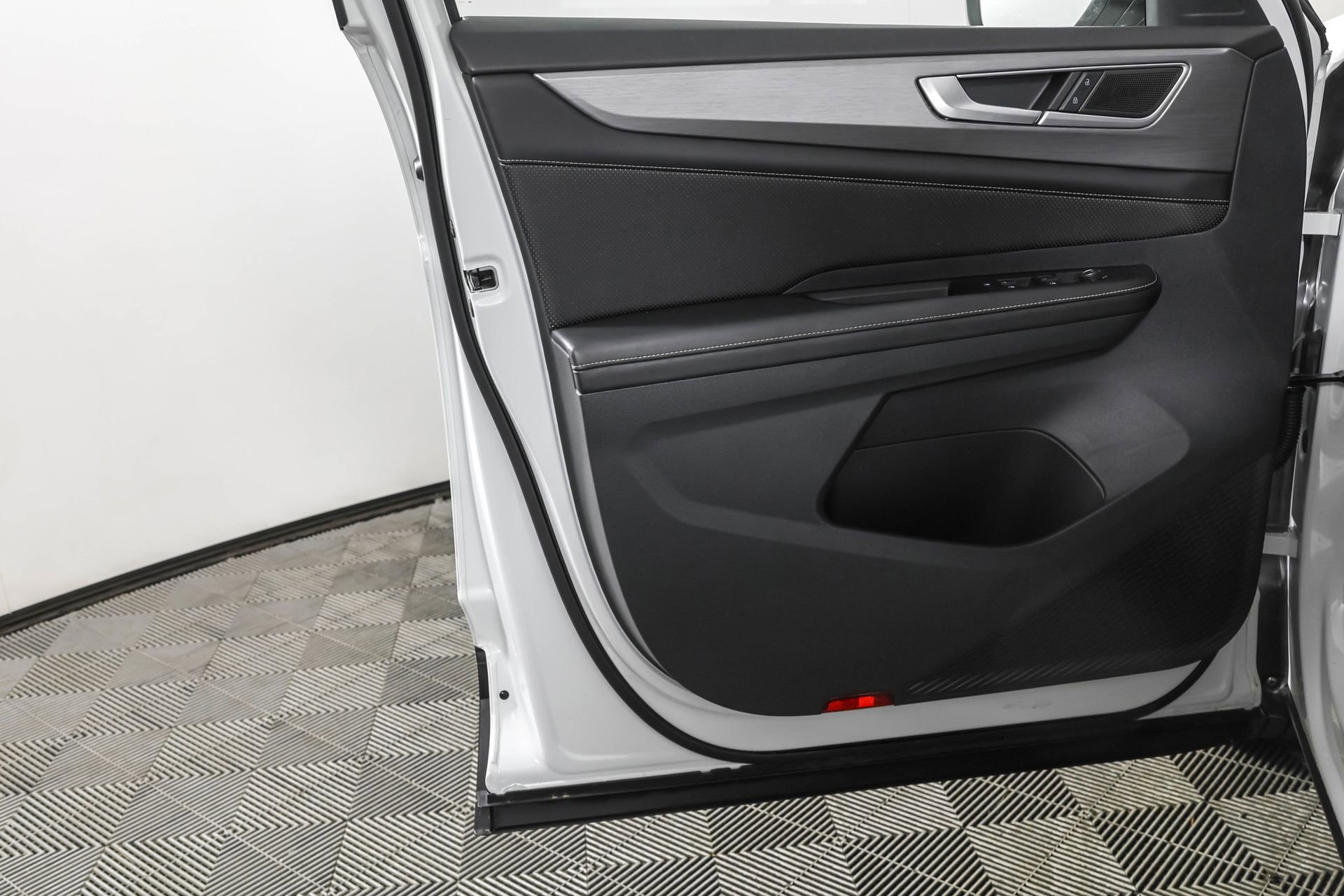 Used 2024 Volkswagen Atlas Cross Sport SE image 31