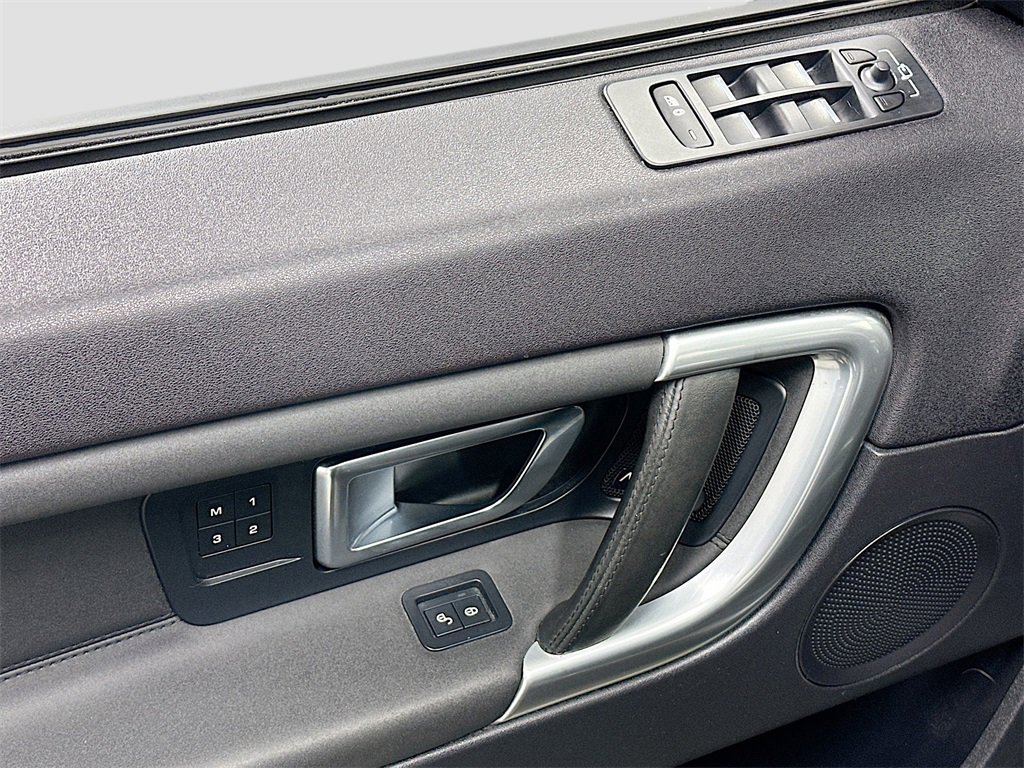 Used 2018 Land Rover Discovery Sport HSE image 19