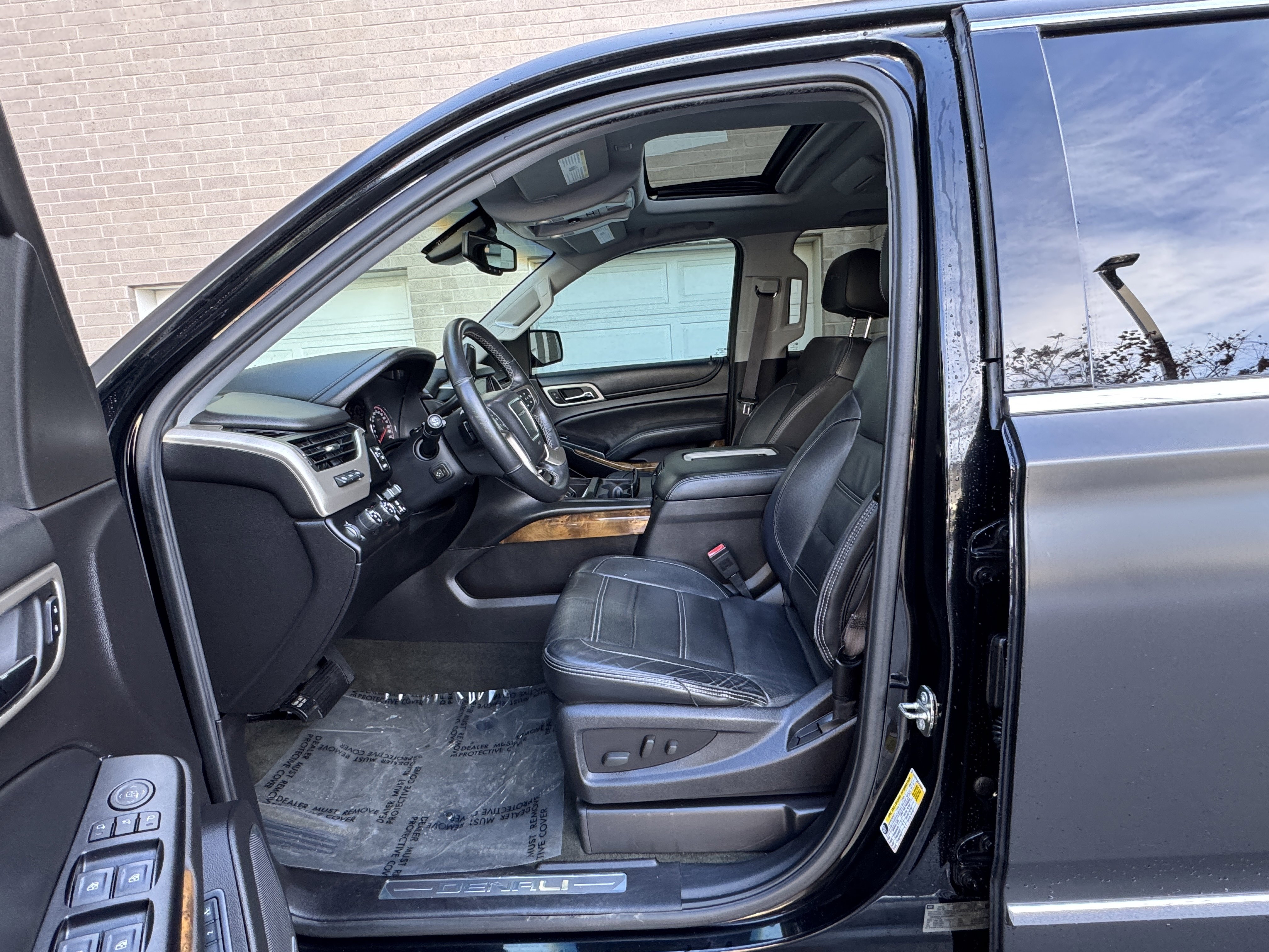 Used 2015 GMC Yukon Denali w/ Touring Package AWD/4WD image 19