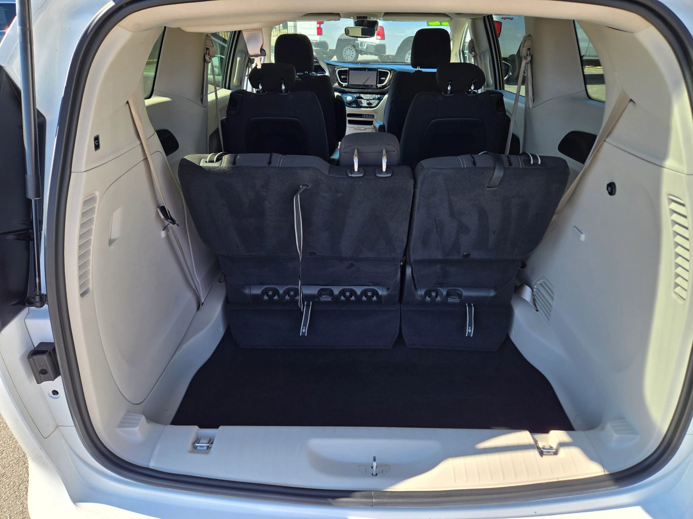 Used 2022 Chrysler Voyager LX image 41