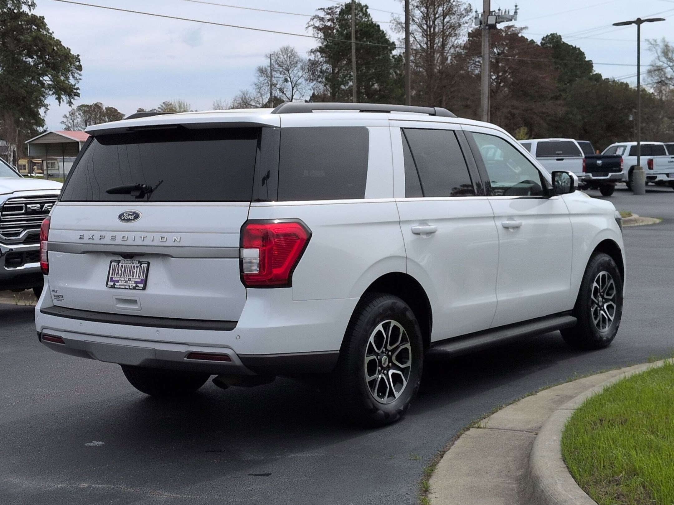Used 2024 Ford Expedition XLT image 5