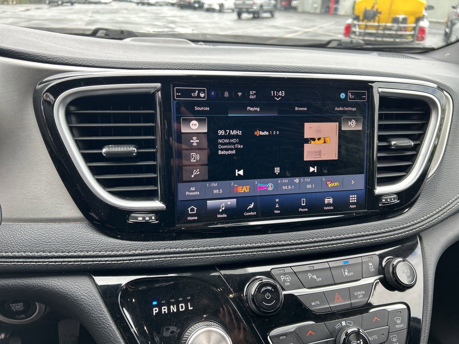 Used 2024 Chrysler Pacifica Premium image 9