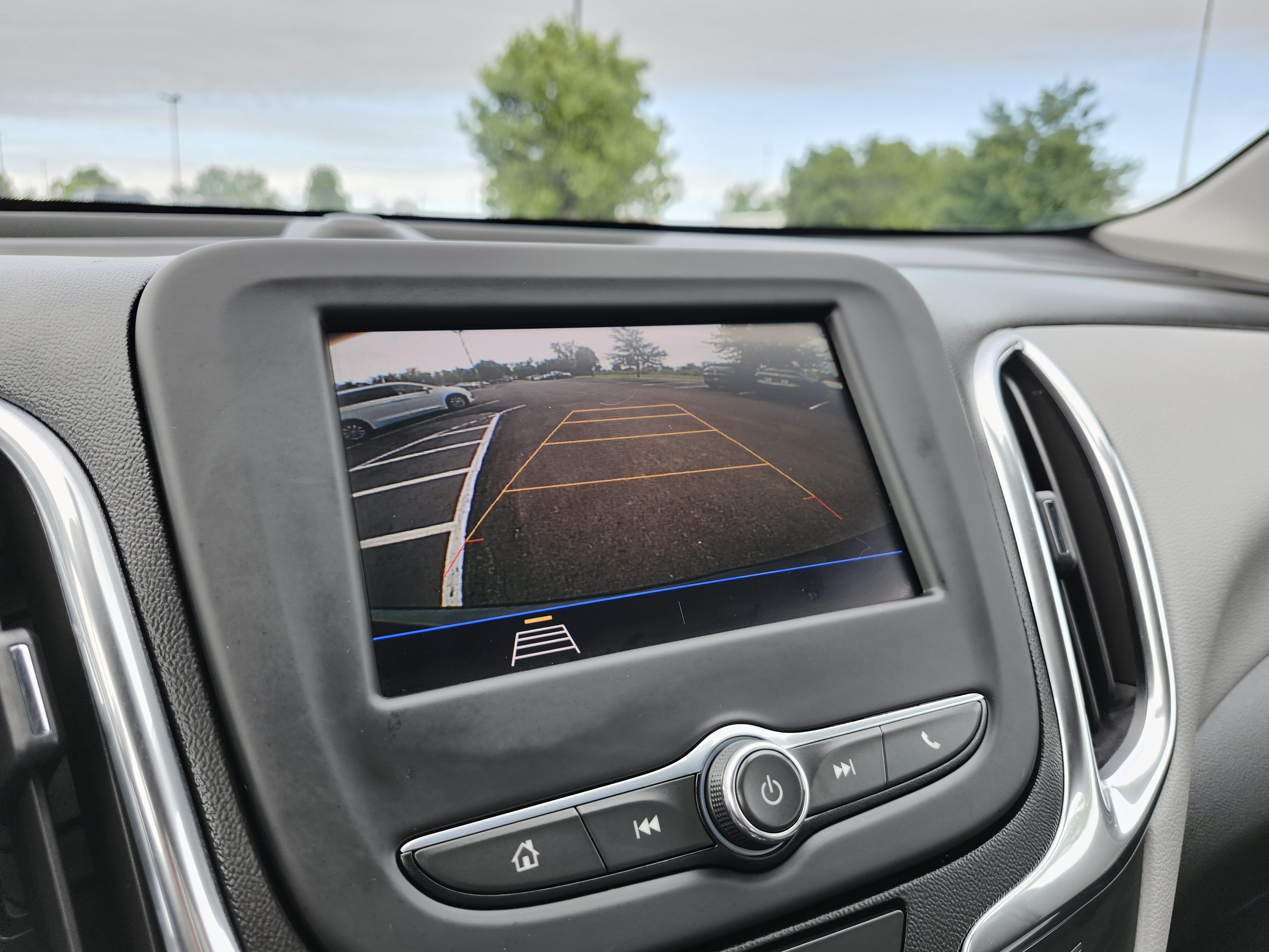 Used 2020 Chevrolet Equinox LS AWD/4WD image 2