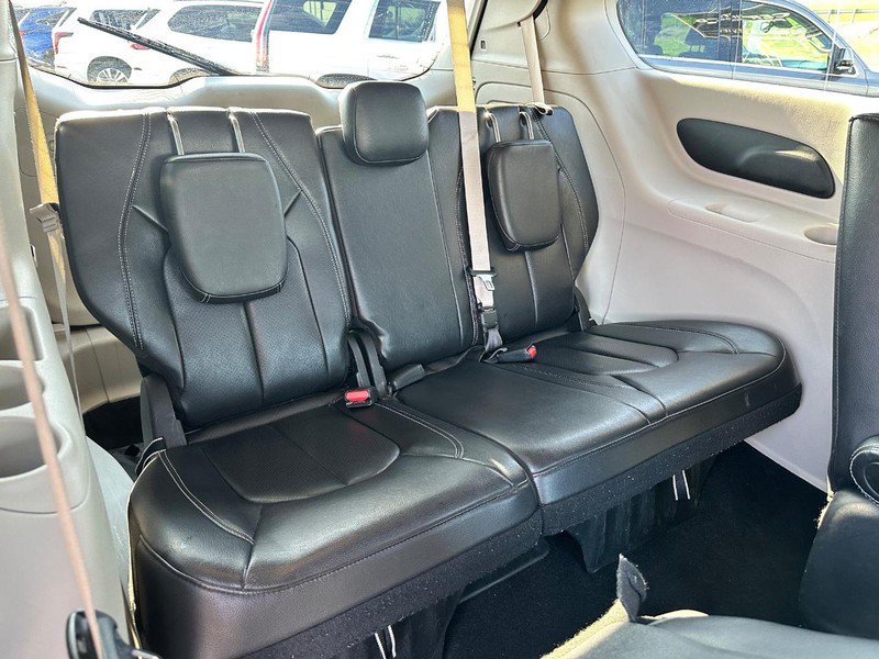 Used 2022 Chrysler Pacifica Touring-L FWD image 18