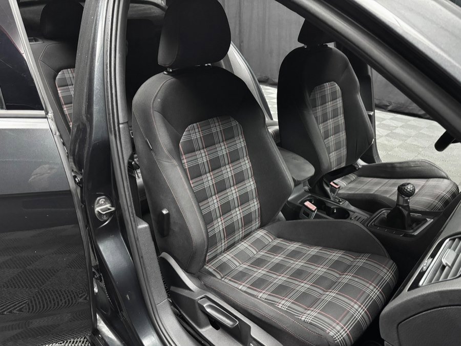 Used 2016 Volkswagen GTI SE image 31