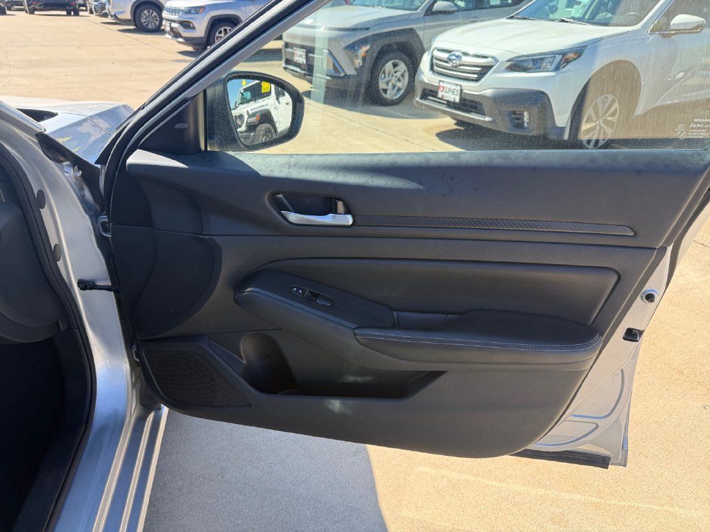 Used 2024 Nissan Altima 2.5 SV FWD image 25