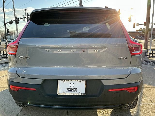 Used 2025 Volvo XC40 B5 Plus image 9