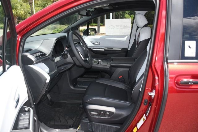 New 2026 Toyota Sienna XSE FWD image 3