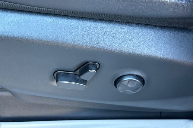 Used 2023 Chrysler Pacifica Touring-L image 13