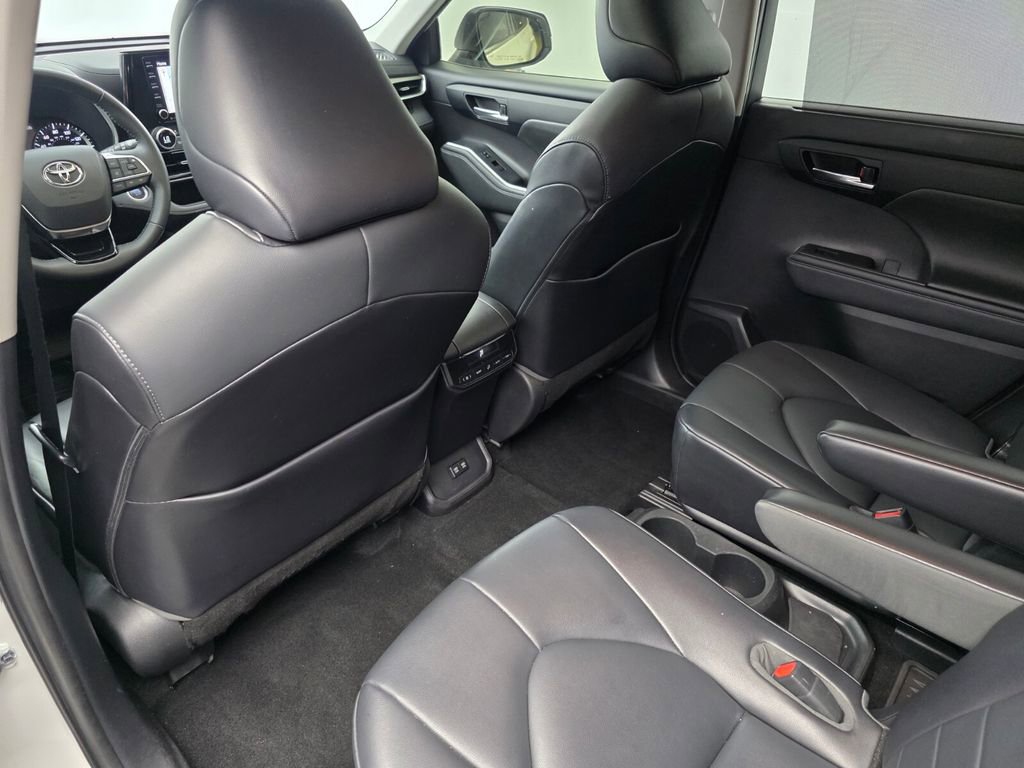 Used 2021 Toyota Highlander XLE FWD image 15
