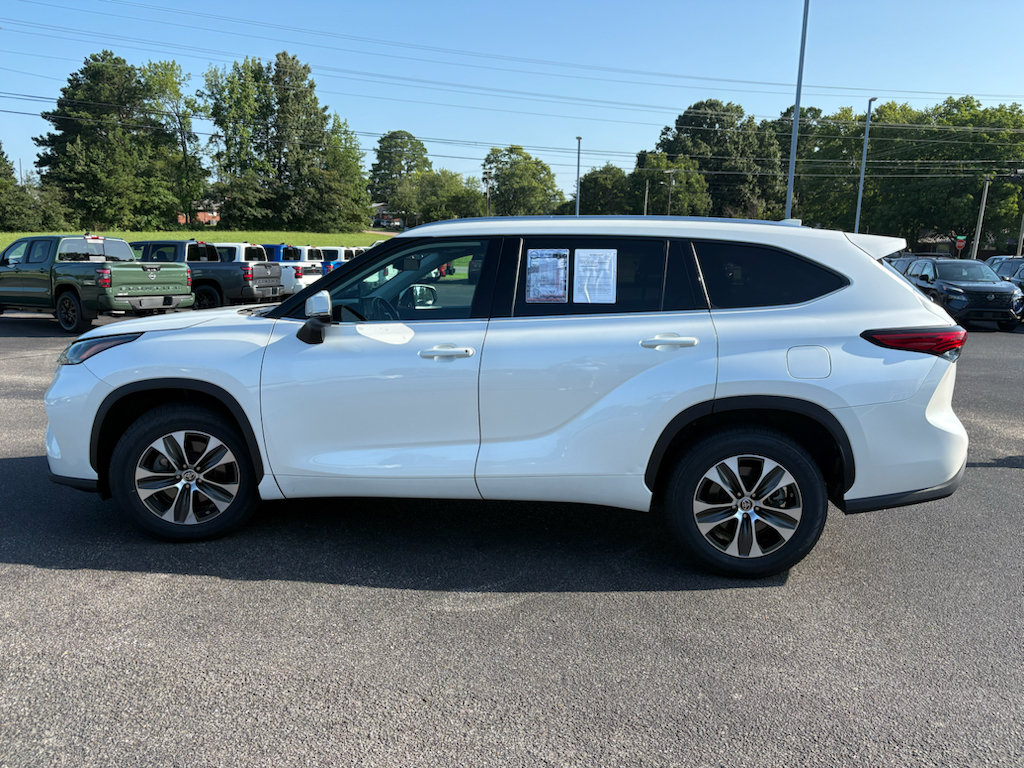 Used 2021 Toyota Highlander XLE FWD image 11