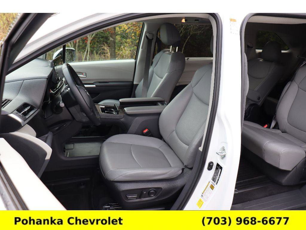 Used 2022 Toyota Sienna XLE image 23