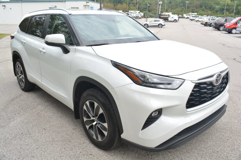 Used 2023 Toyota Highlander XLE AWD/4WD image 4