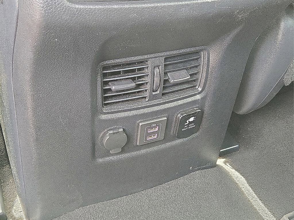 Used 2019 Nissan Titan SV w/ SV Convenience Package image 16