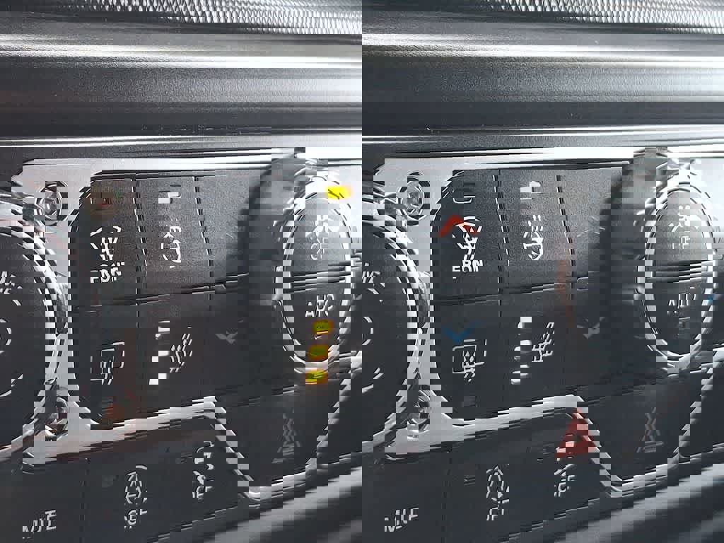 Used 2022 Jeep Wrangler Unlimited Sahara w/ LED Lighting Group AWD/4WD image 18