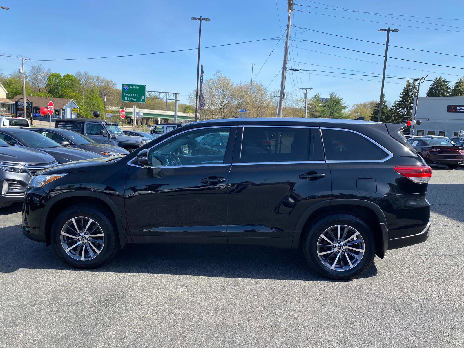 Used 2019 Toyota Highlander XLE image 2