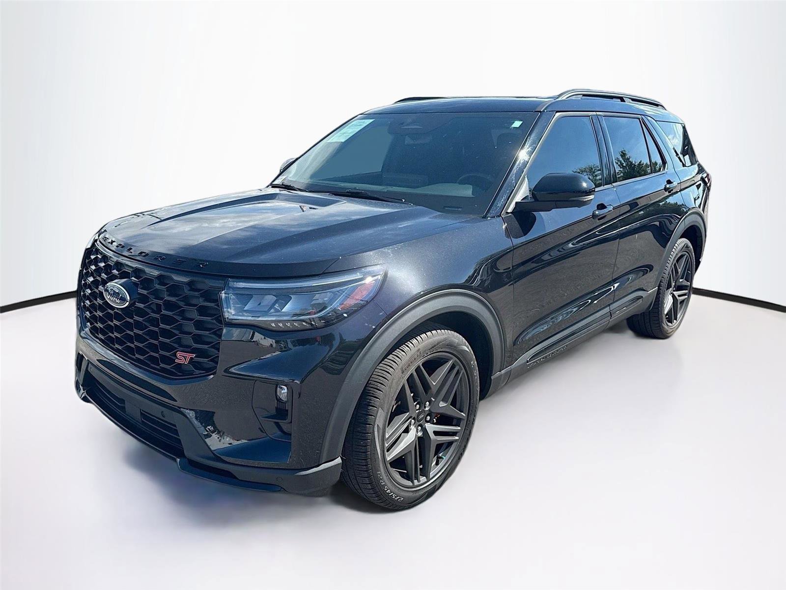Used 2025 Ford Explorer ST image 3