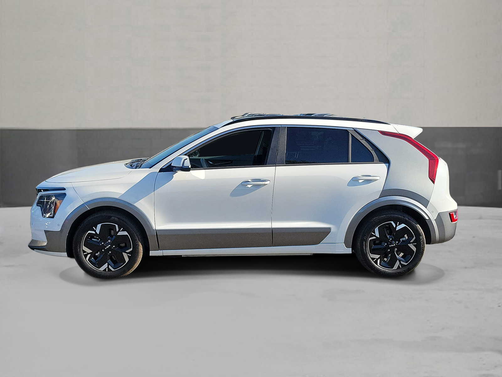 Used 2024 Kia Niro Wave w/ Wave Preserve Package FWD image 2