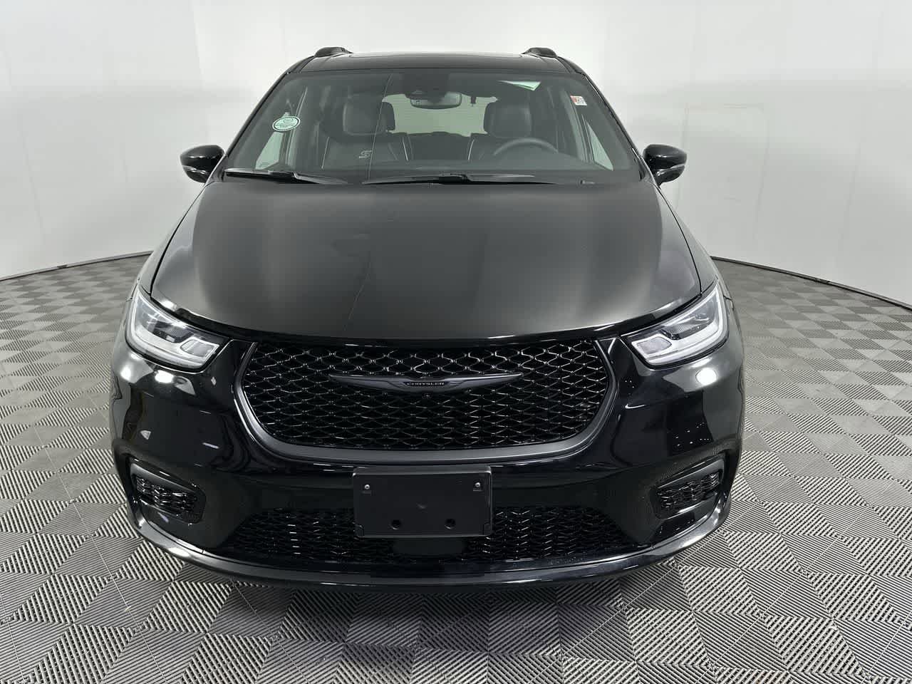 Used 2025 Chrysler Pacifica Limited FWD image 3