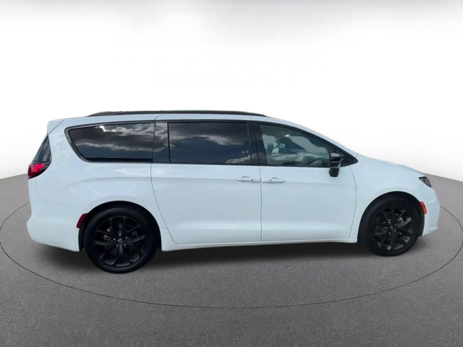 Used 2025 Chrysler Pacifica Limited FWD image 16