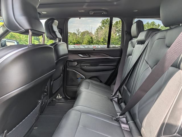 Used 2023 Jeep Grand Cherokee Overland w/ Advanced Protech Group III AWD/4WD image 18