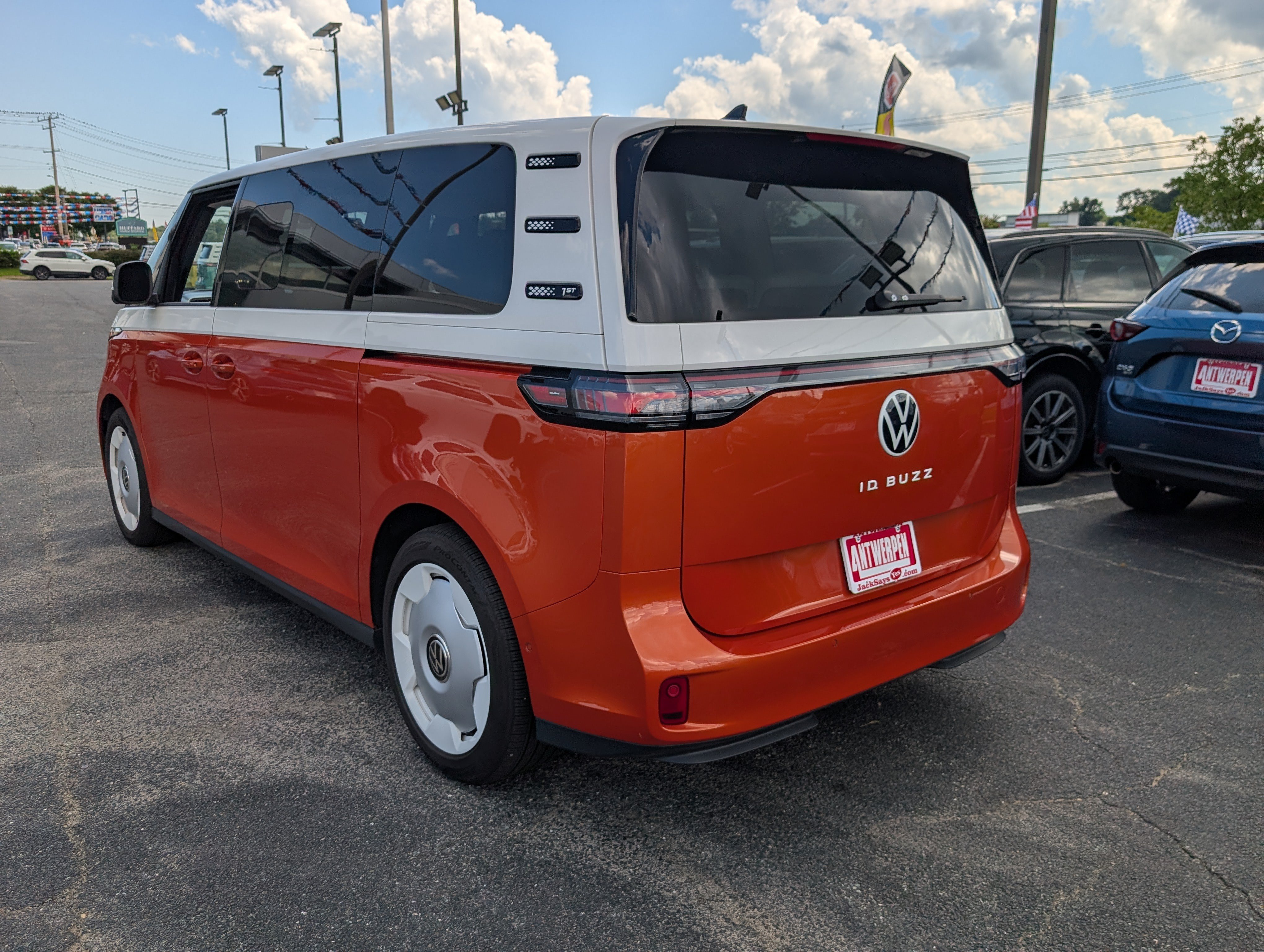 Used 2025 Volkswagen ID. Buzz Pro S Plus w/ Cupholders Package RWD image 5