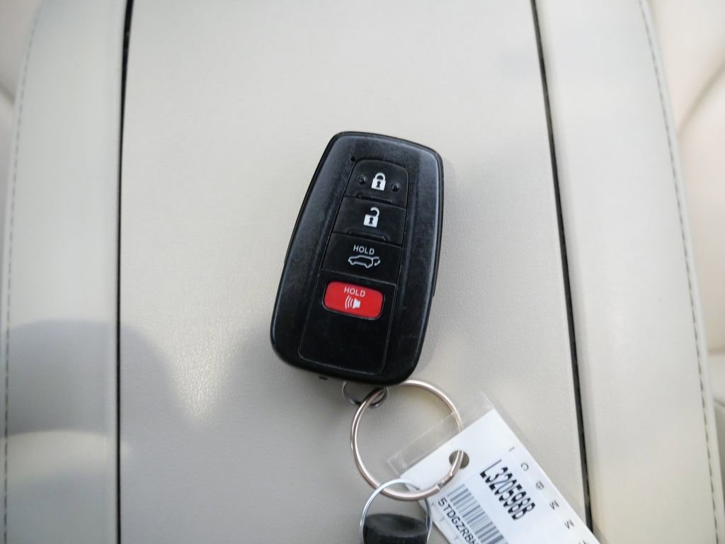 Used 2021 Toyota Highlander XLE AWD/4WD image 32