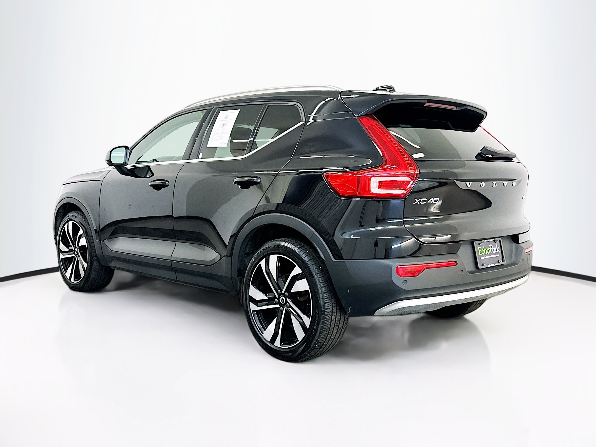Used 2025 Volvo XC40 B5 Plus image 5