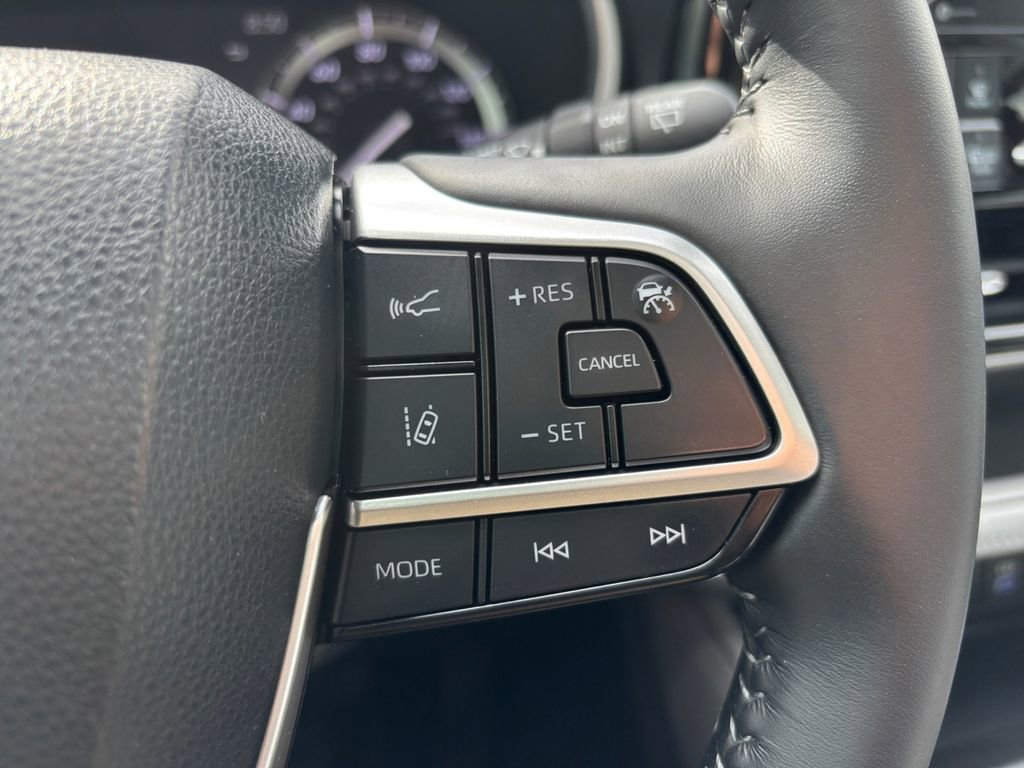 Used 2022 Toyota Highlander XLE AWD/4WD image 18